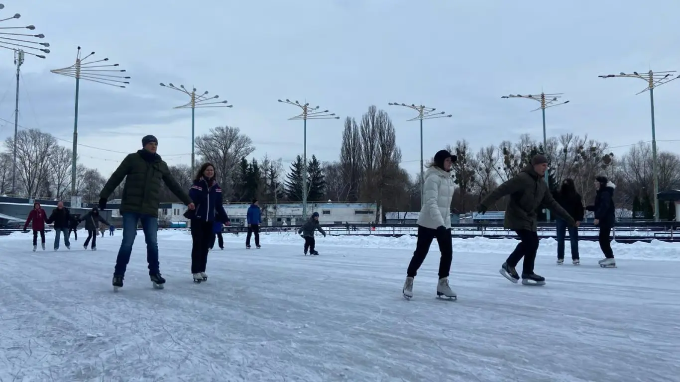 У Києві відкрили найбільшу відкриту ковзанку України