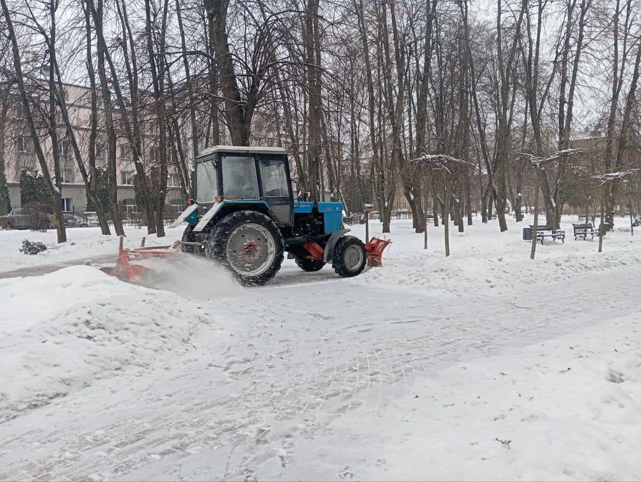 У Києві дороги й тротуари обробляють протиожеледними засобами: задіяно 128 одиниць спецтехніки