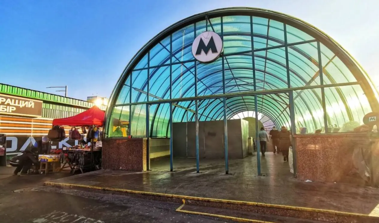 Біля метро «Академмістечко» з’явився новий мінісквер