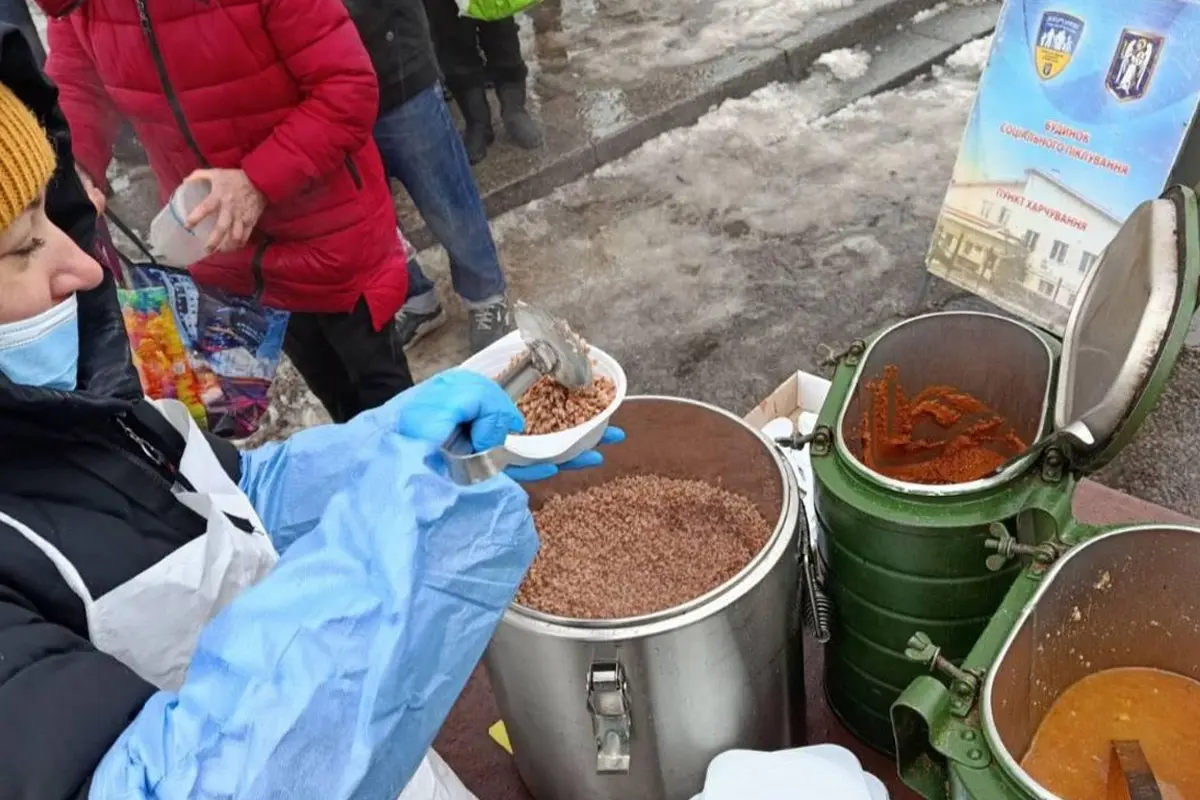 Соціальний патруль у Києві продовжує допомагати бездомним у зимовий період