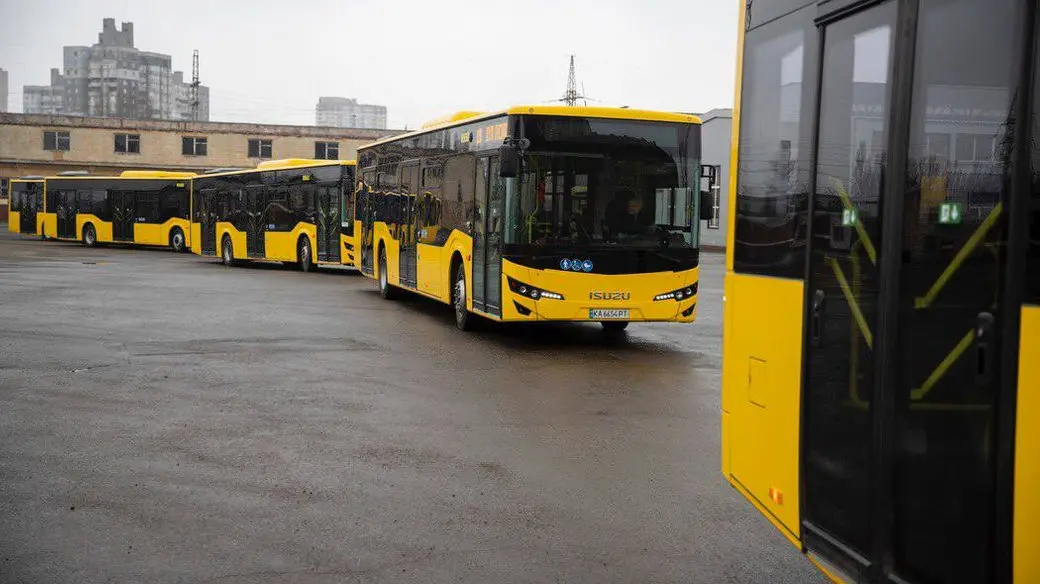 У Києві на маршрути вийшли нові трамваї та автобуси