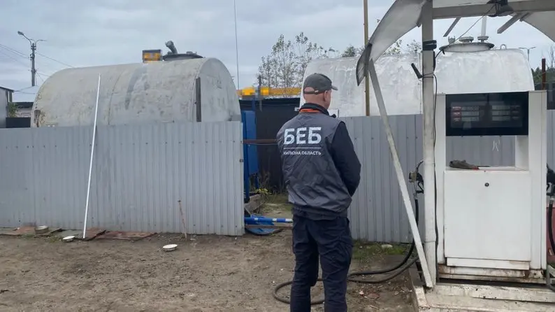 На Київщині викрили нелегальну АЗС, де продавали пальне невідомого походження