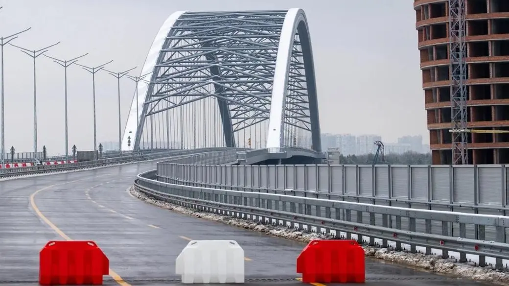 У Києві під час повітряних тривог перекриватимуть Подільський міст: нові правила безпеки