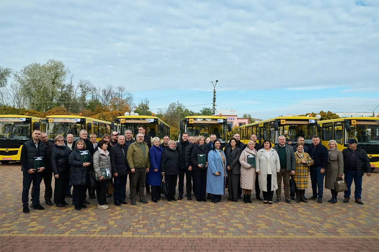 Десять громад Київщини отримали нові шкільні автобуси
