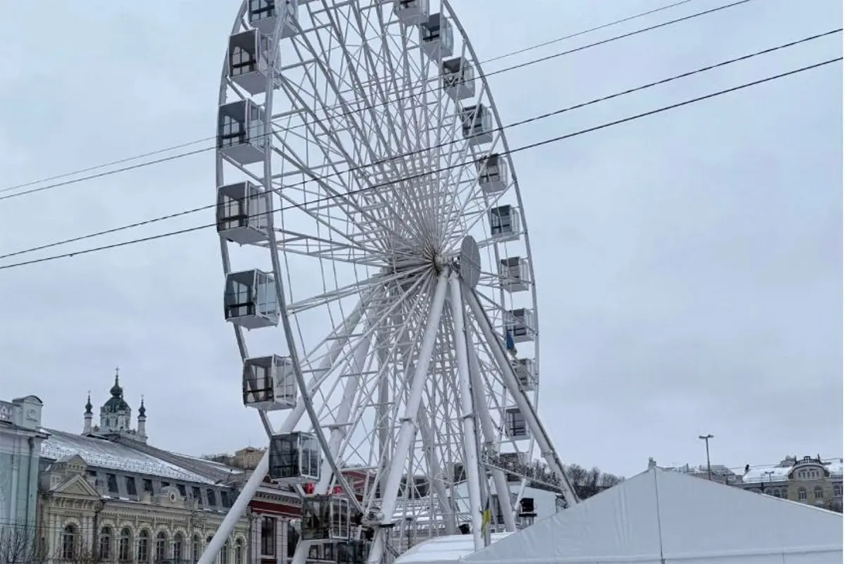На Подолі демонтують колесо огляду: атракціон припинив роботу