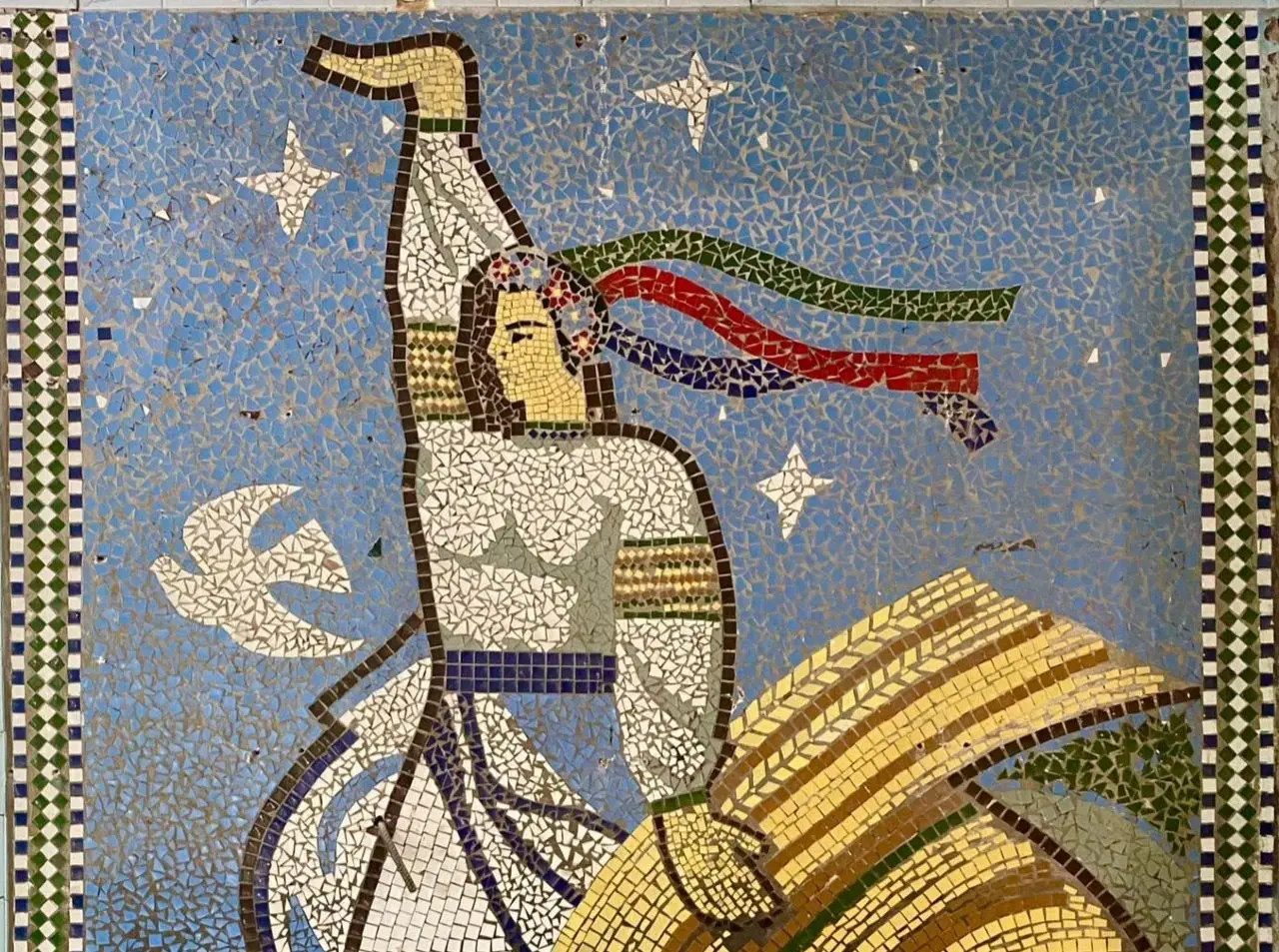 У Києві під час ремонту супермаркету знайшли унікальну мозаїку: тепер вона стала прикрасою оновленого магазину