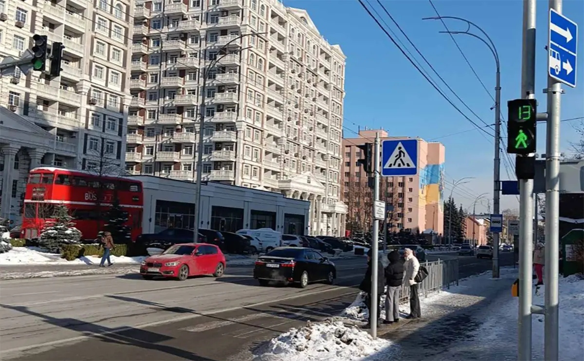 У Голосіївському районі Києва з’явився новий безбар’єрний світлофор