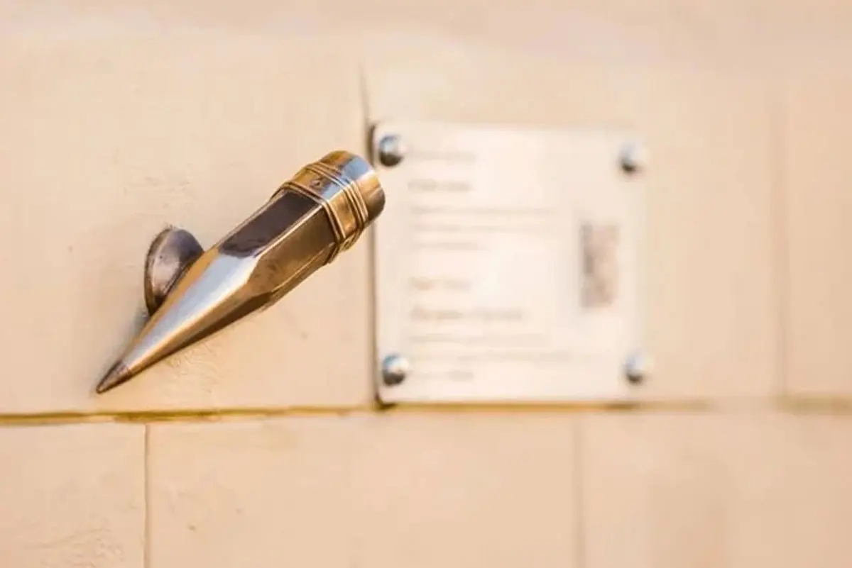 На Подолі з’явилася мініскульптура «Сила слова»