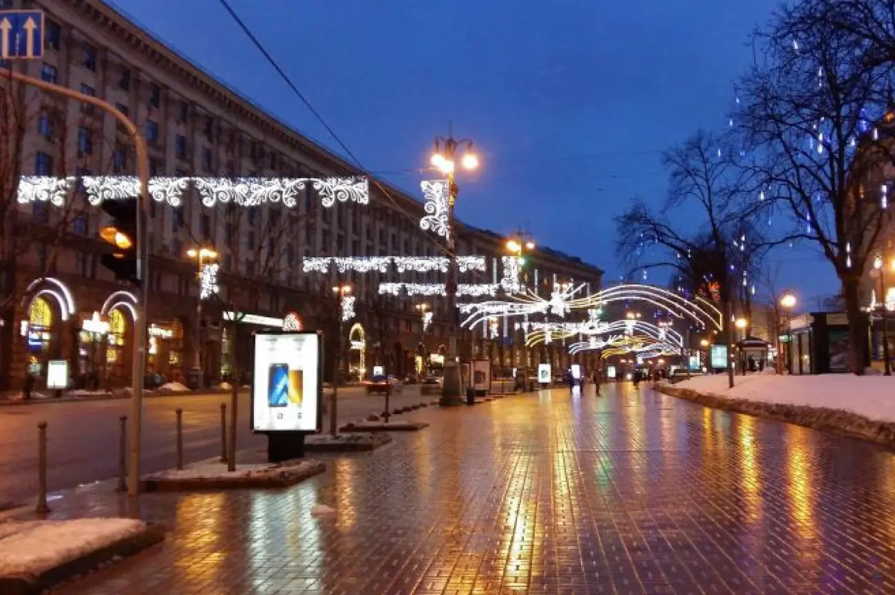 Київ переходить на зимовий час: як працюватиме вуличне освітлення після переведення годинників