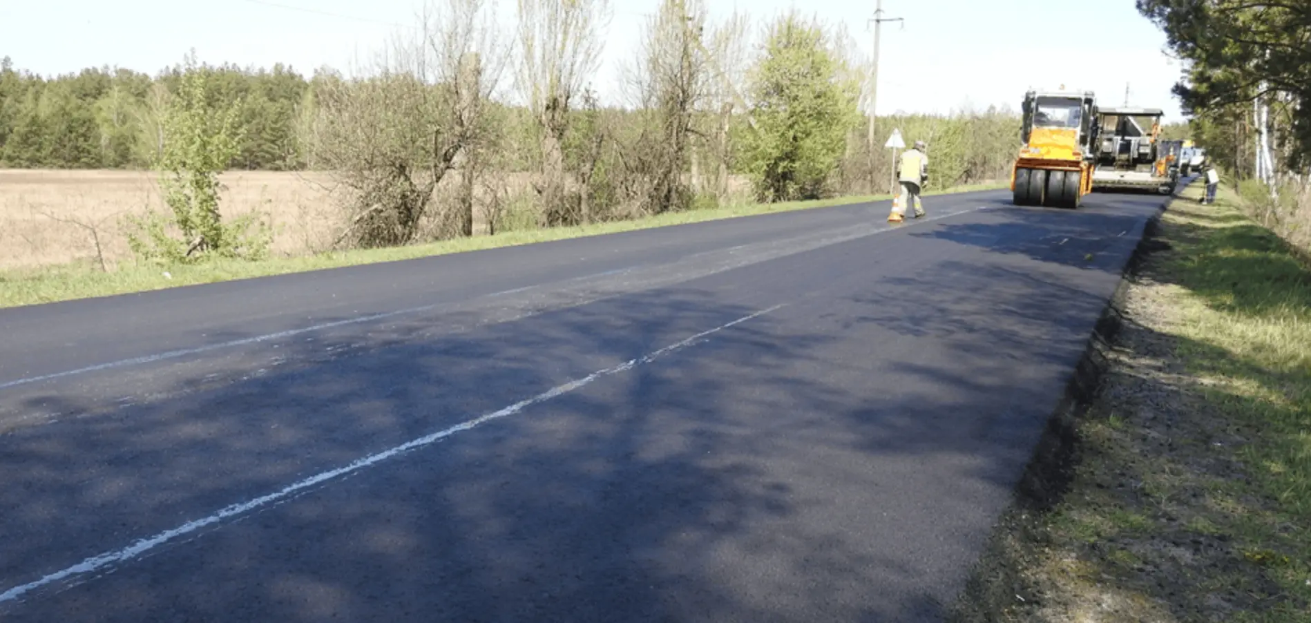 Асфальт, знаки, узбіччя: як триває відновлення доріг у Київській області
