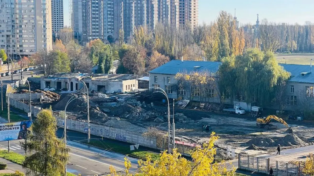 На іподромі готують забудову під виглядом спортклубу: активісти б’ють на сполох