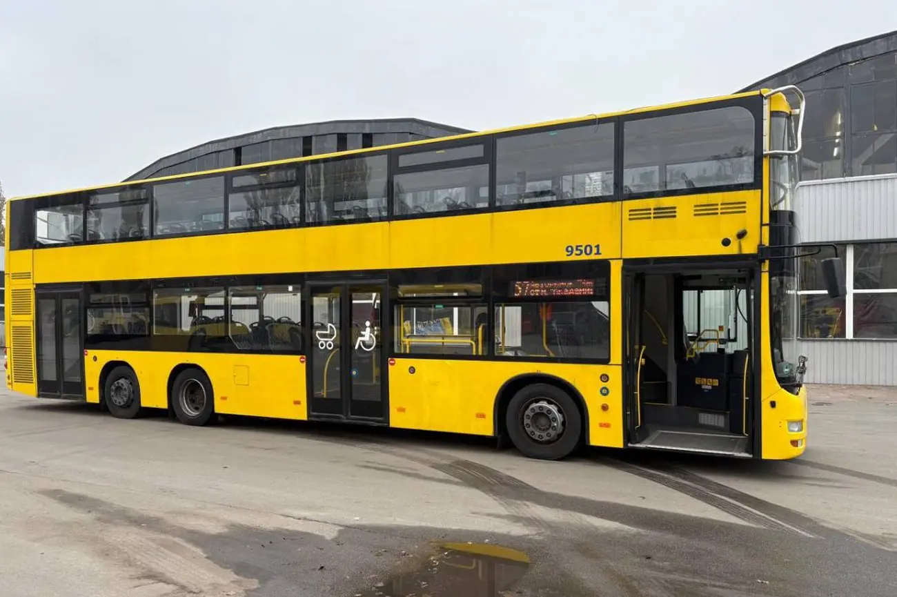 У Києві вперше на маршрут вийде двоповерховий автобус: подарунок із Берліна вже готовий до тестового рейсу
