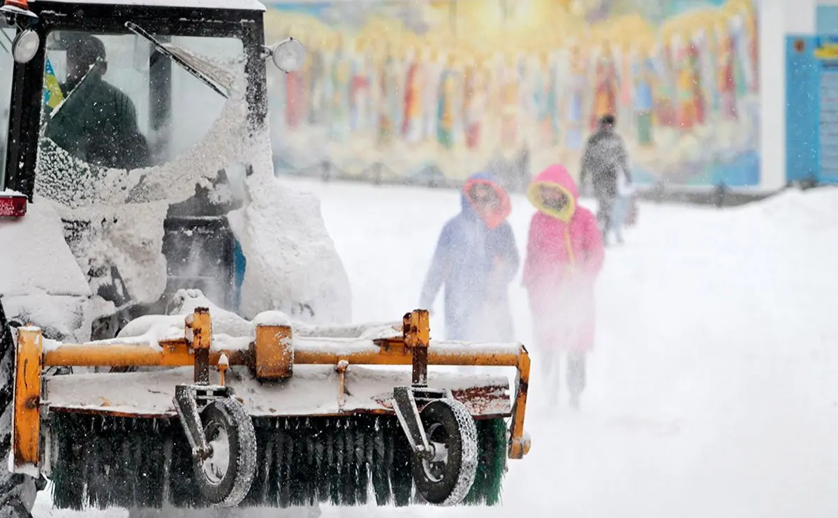 У столиці за добу зафіксували понад 90 порушень через неприбраний сніг