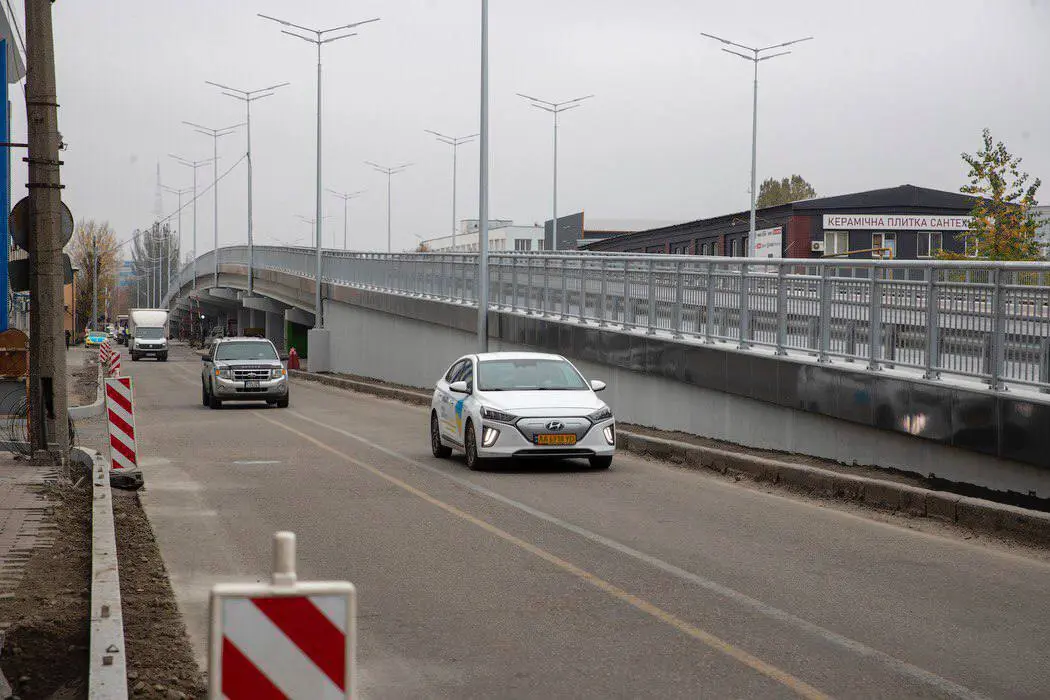 У Києві відкрили рух оновленим шляхопроводом на вул. Новокостянтинівській: ремонт та благоустрій тривають