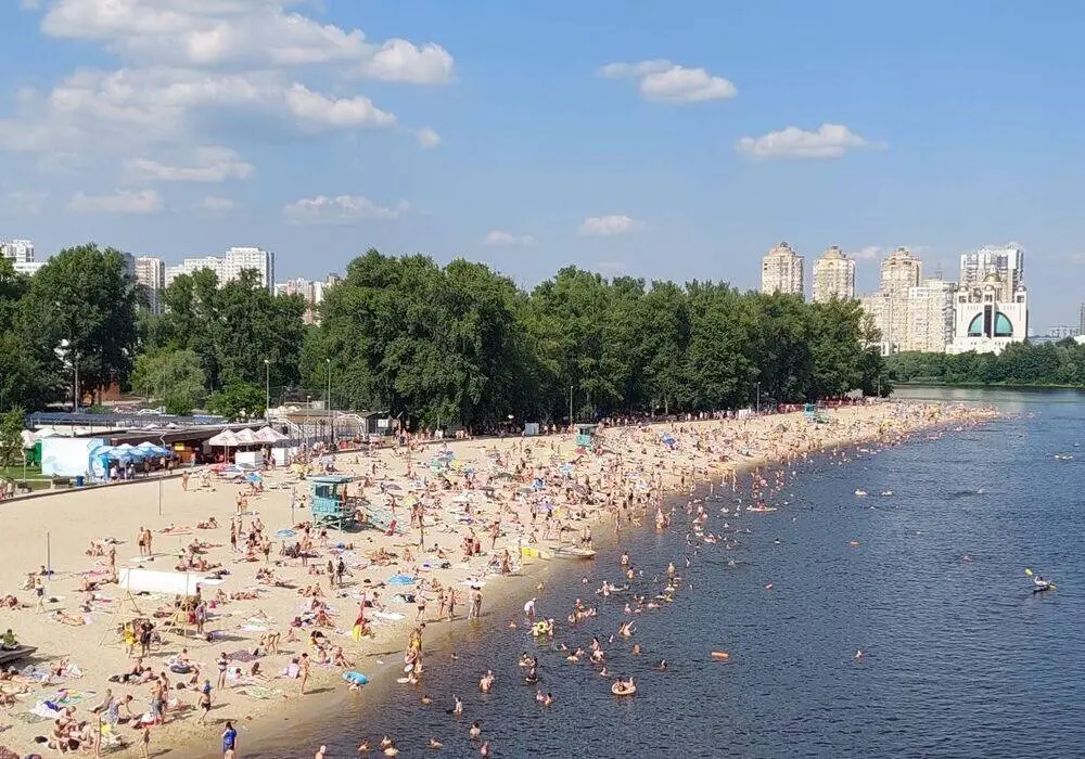 Купальний сезон у Києві офіційно не відкриють, але пляжі залишаться доступними