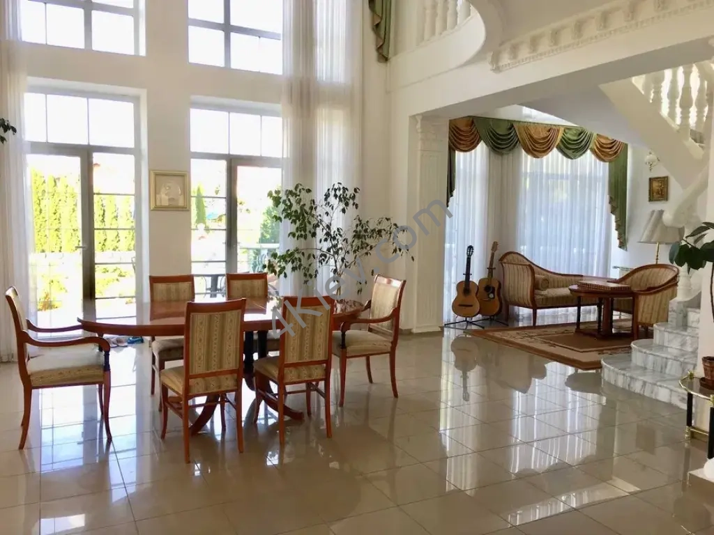 Чудовой будинок біля лісу! Лісники, масив Стежки