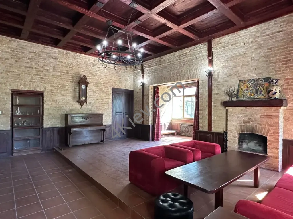 Унікальне приміщення 92 м2 в центрі Києва. Михайлівська площа.