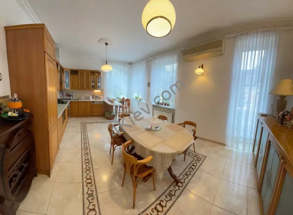 Чудовой будинок біля лісу! Лісники, масив Стежки