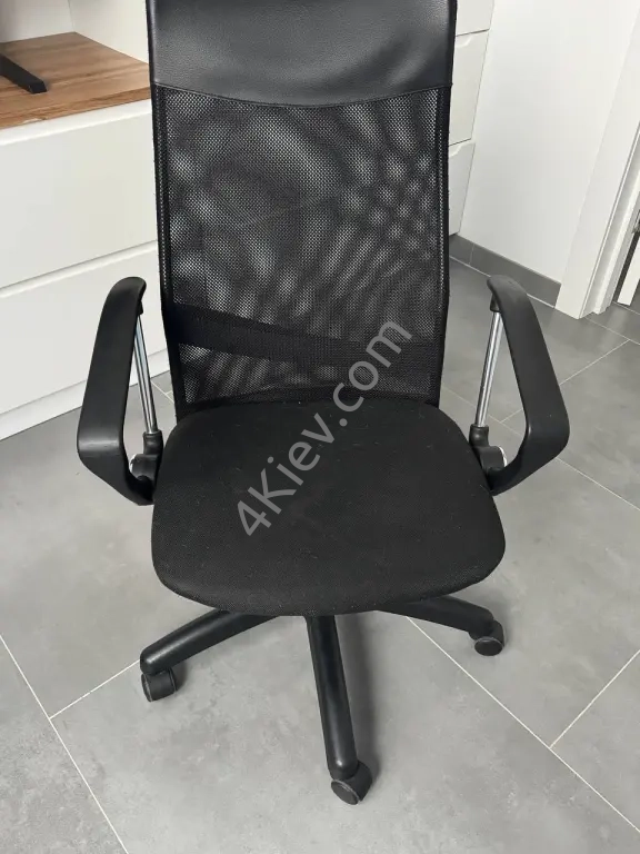 Продам компютерне крісло