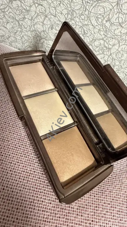 Hourglass Ambient Lighting Palette у відтінках Dim Light, Incandescent Light і Radiant Light.
