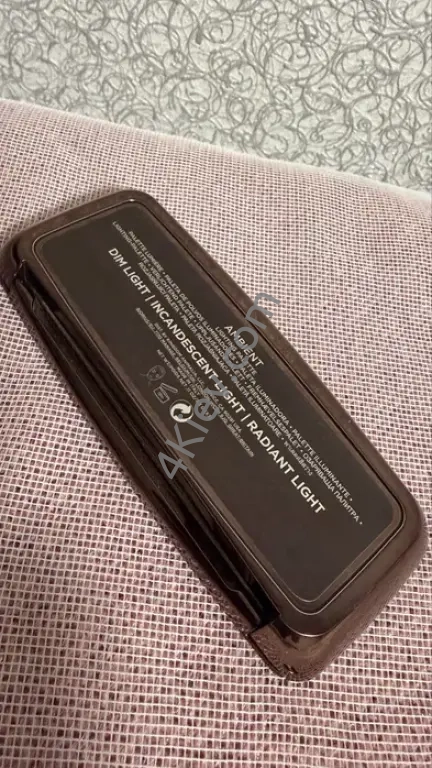 Hourglass Ambient Lighting Palette у відтінках Dim Light, Incandescent Light і Radiant Light.