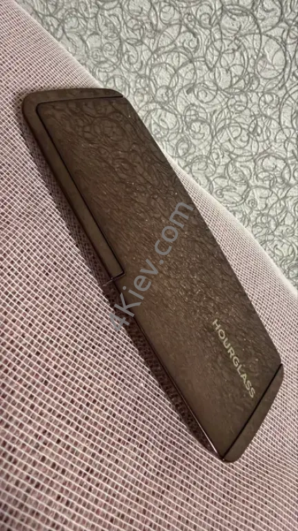 Hourglass Ambient Lighting Palette у відтінках Dim Light, Incandescent Light і Radiant Light.
