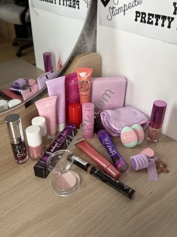 Косметика з адвент календаря Essence