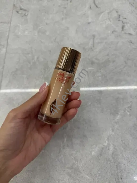 Charlotte Tilbury Hollywood Flawless Filter Lancôme all over concealer Sisley eye concealer
