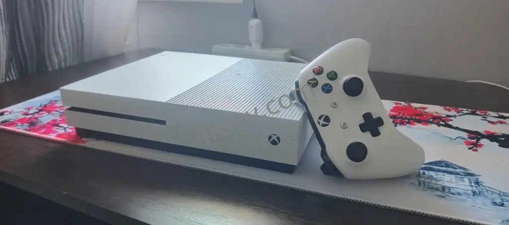 Xbox one s колір білий+джойстик