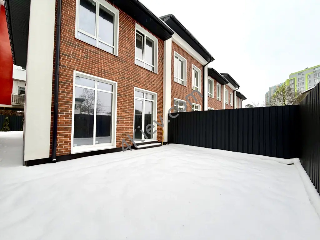 Таунхаус з новим ремонтом в центрі Ірпеня.