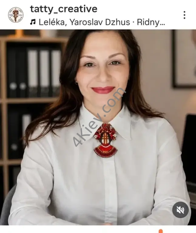 Ручна робота hаndmade патріотичний подарунок брошка мотанка берегиня червона біла золота