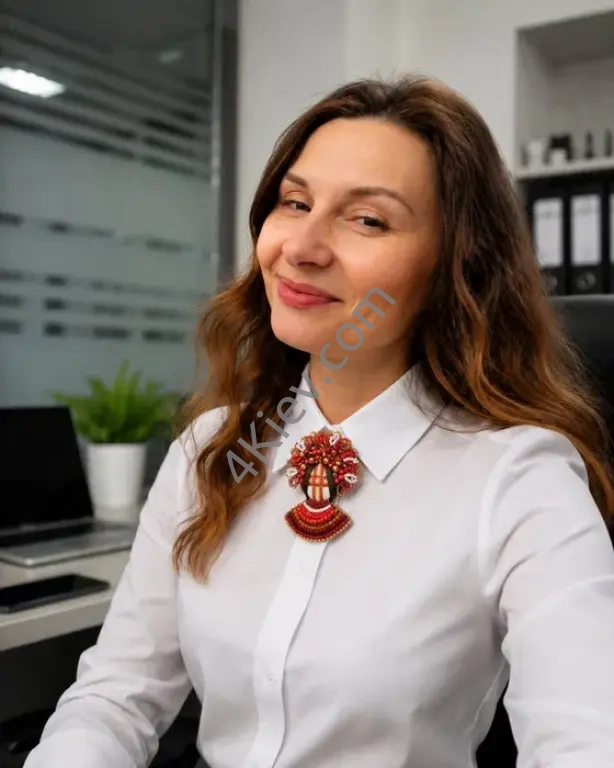 Ручна робота hаndmade патріотичний подарунок брошка мотанка берегиня червона біла золота