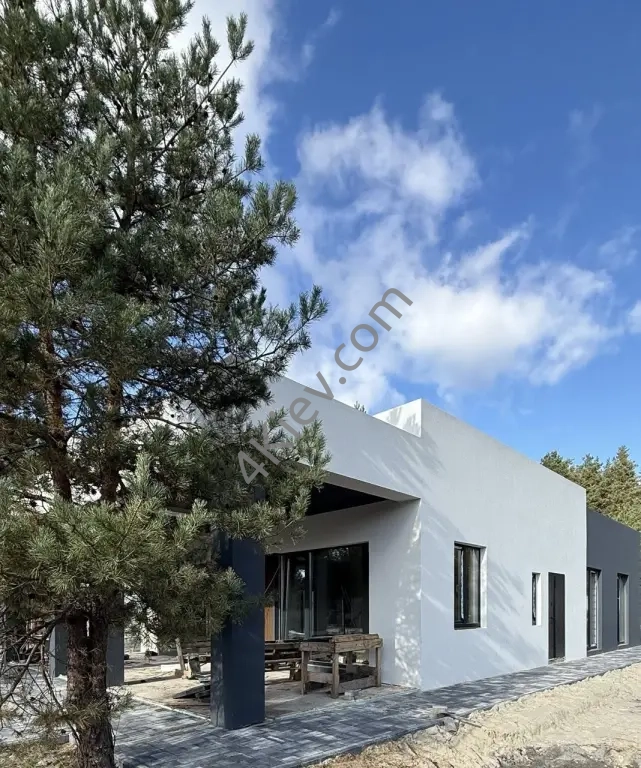 Сучасний будинок у Гореничах біля лісу