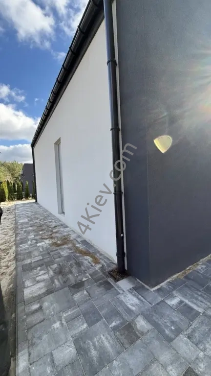 Сучасний будинок у Гореничах біля лісу