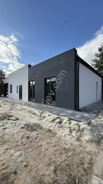 Сучасний будинок у Гореничах біля лісу