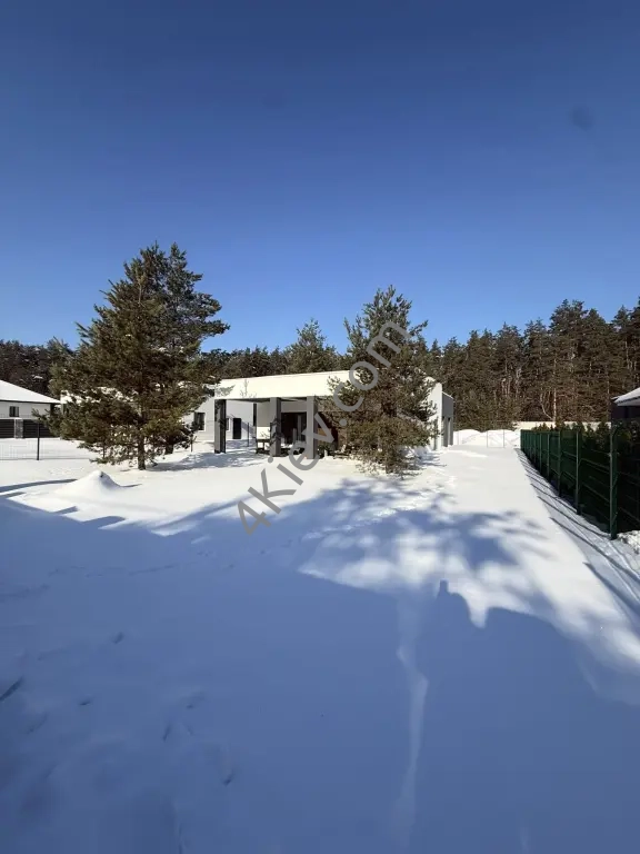 Сучасний будинок у Гореничах біля лісу