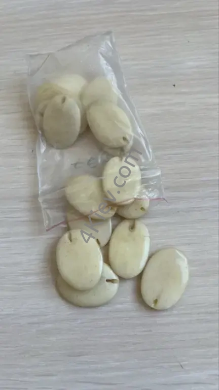 Намистини скляні, деревʼяні, з каміння, кістка.