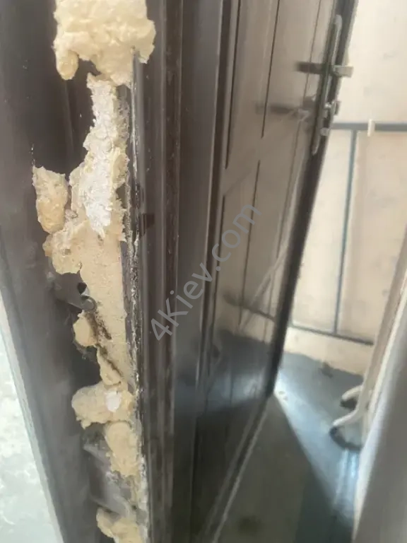 Продаються вхідні двері з коробкою