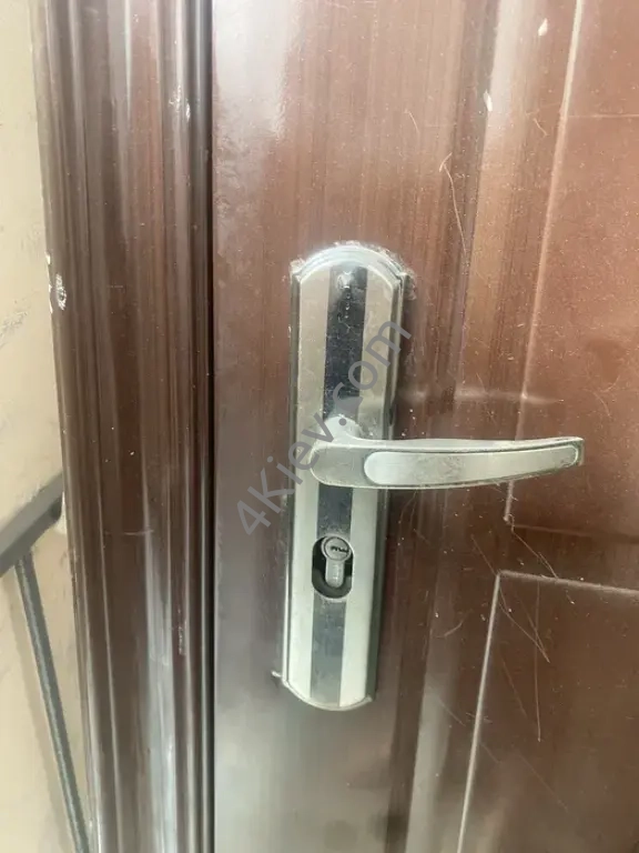 Продаються вхідні двері з коробкою