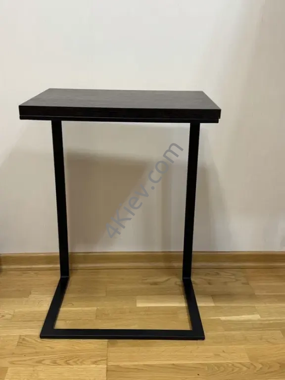 Приліжковий столик