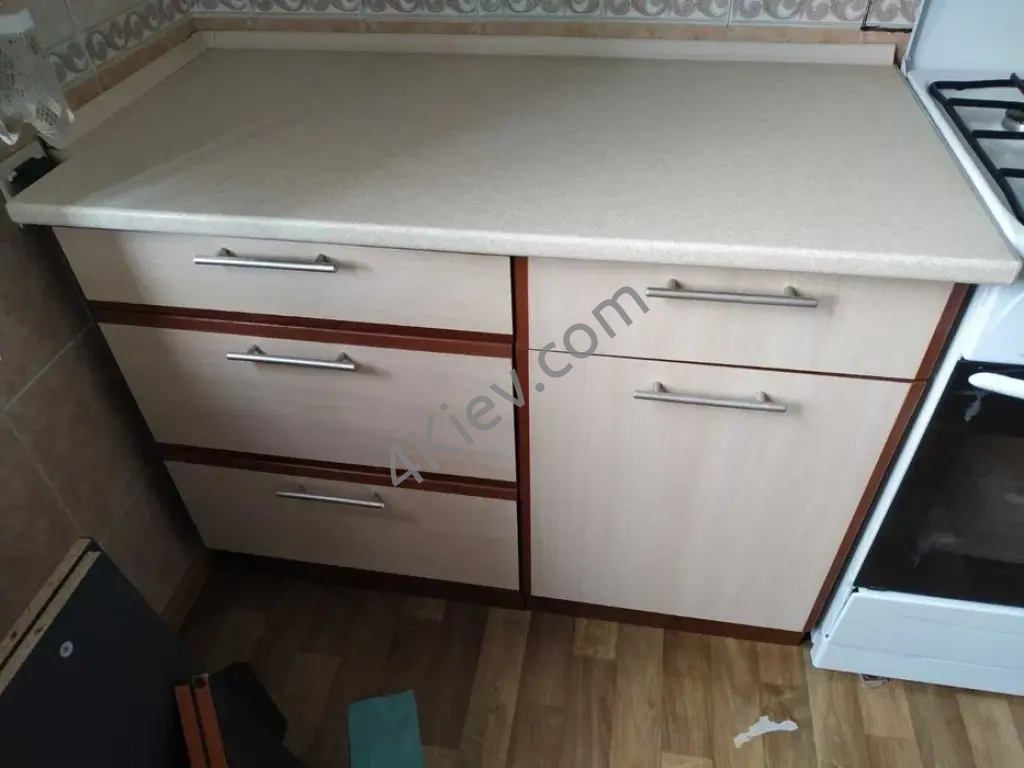 Кухонні шафки зі столешнею та верхньою полицею