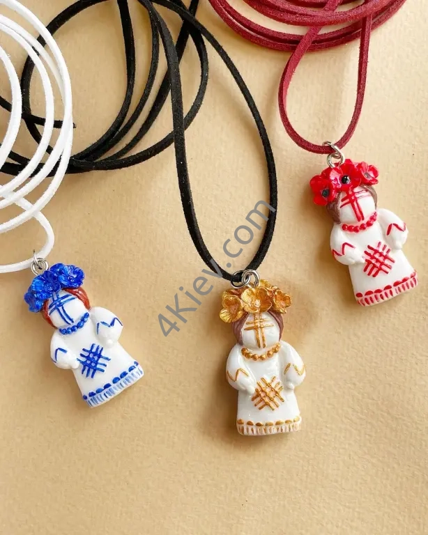 Підвіски у формі маленьких ляльок-мотанок