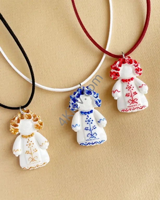 Підвіски у формі маленьких ляльок-мотанок