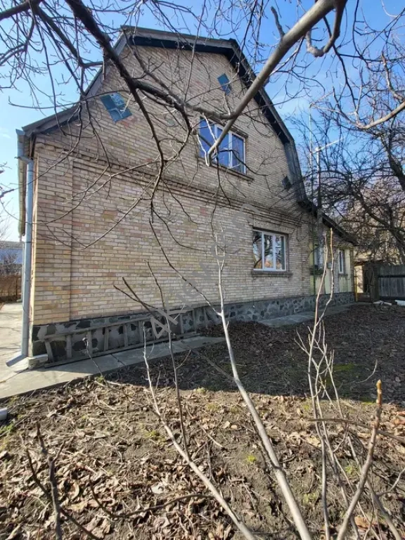 Добротний будинок з ділянкою 10 соток