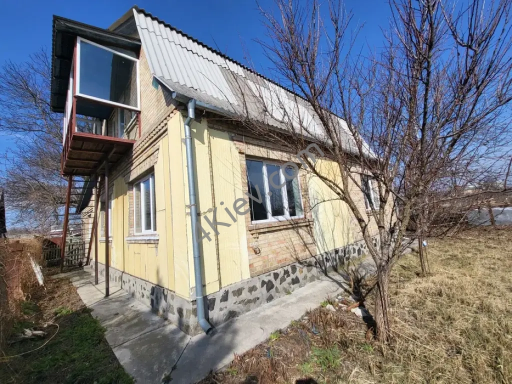 Добротний будинок з ділянкою 10 соток