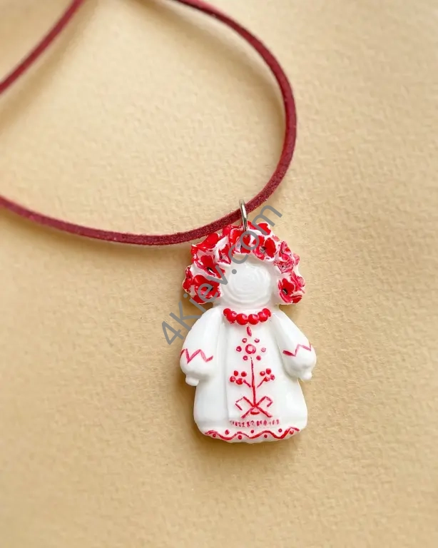 Підвіски у формі маленьких ляльок-мотанок