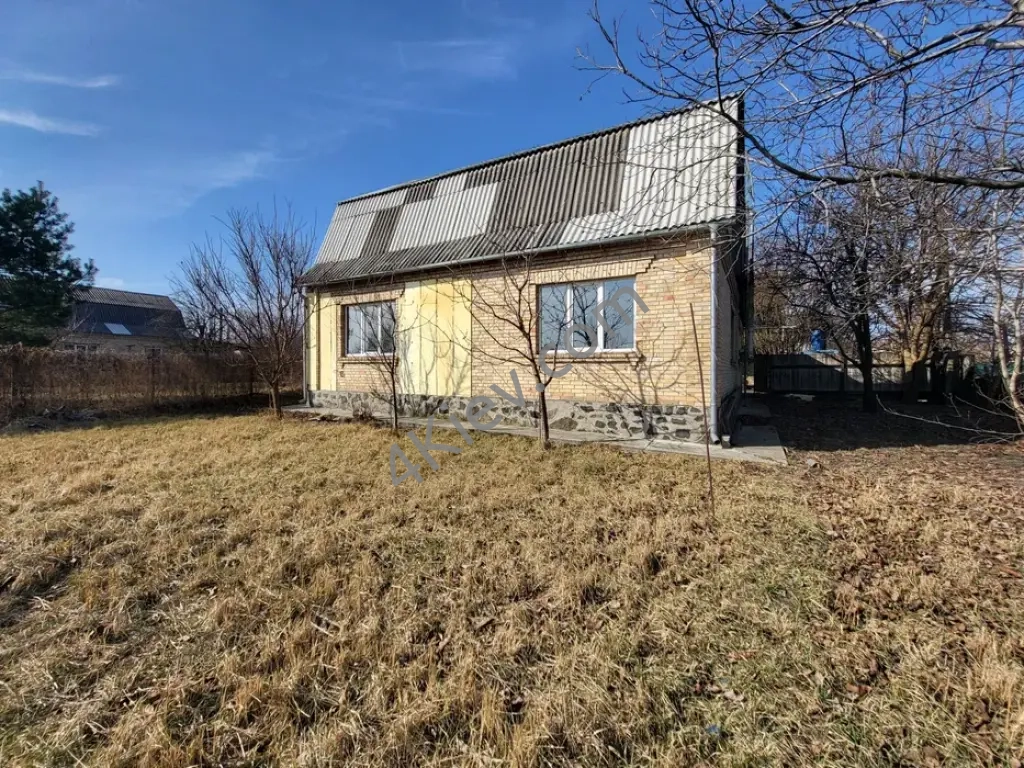 Добротний будинок з ділянкою 10 соток