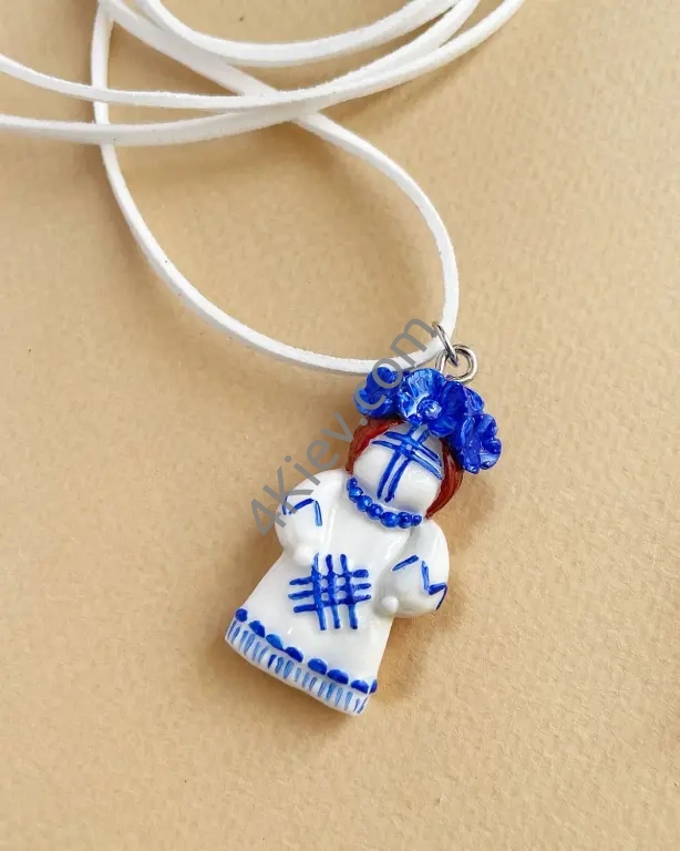 Підвіски у формі маленьких ляльок-мотанок