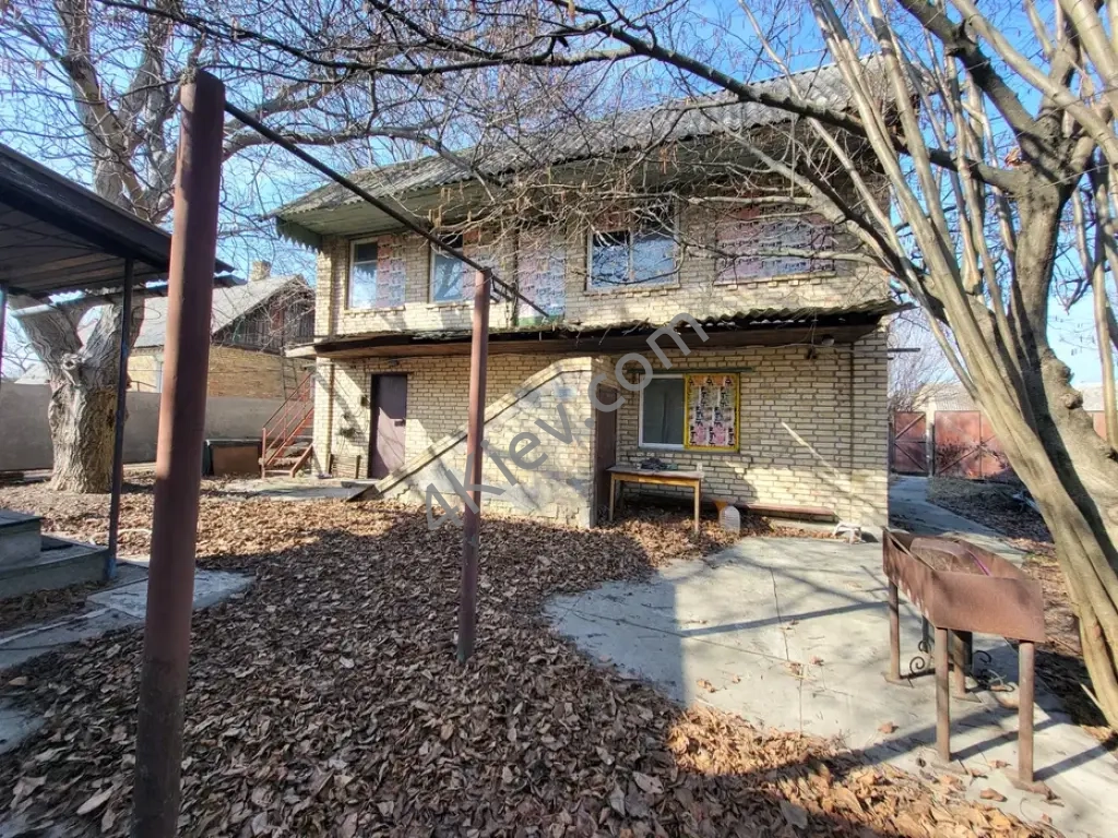 Добротний будинок з ділянкою 10 соток