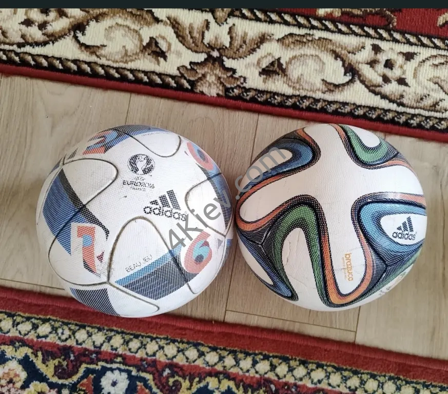 Професійні офіційні футбольні м'ячі Adidas Brazuca 2014 та Adidas EURO 2016